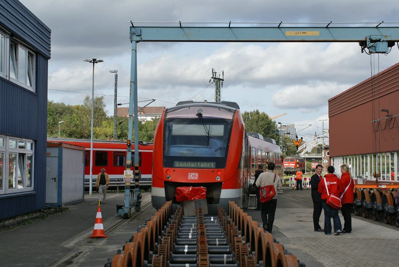 648 002 steht am 29.09.2008 whrend des Tages der offenen Tr bei der RBSH als Sonderzug zum Kieler Hauptbahnhof bereit.