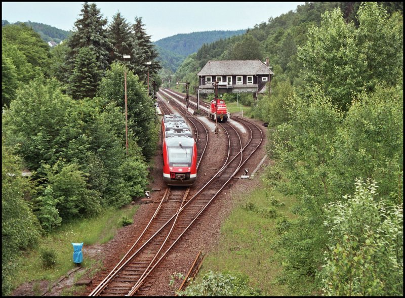 648 008 fhrt am Abend des 01.06.07 als RB52  Volmetalbahn  aus dem Bahnhof Brgge (Westf) zum Endbahnhof Ldenscheid. Im Hintergrund steht die 294 866 auf dem Nebengleis.