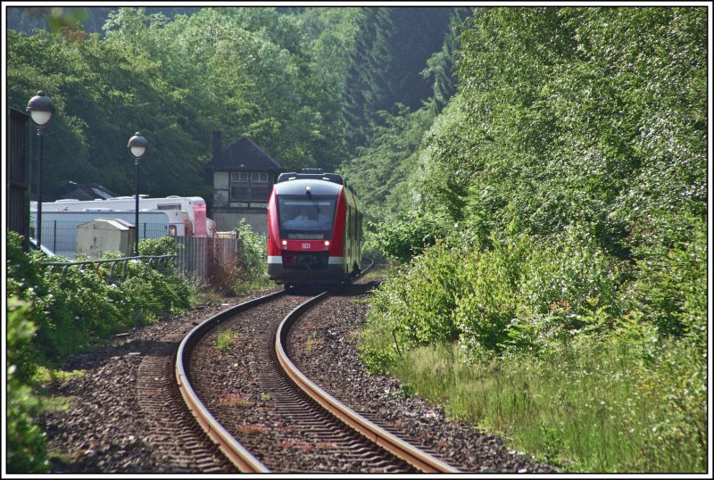 648 008 fhrt am Morgen des 8.6.2007 als RB52  Volmetalbahn  von Ldenscheid nach Dortmund in den Haltepunkt Schalksmhle ein.