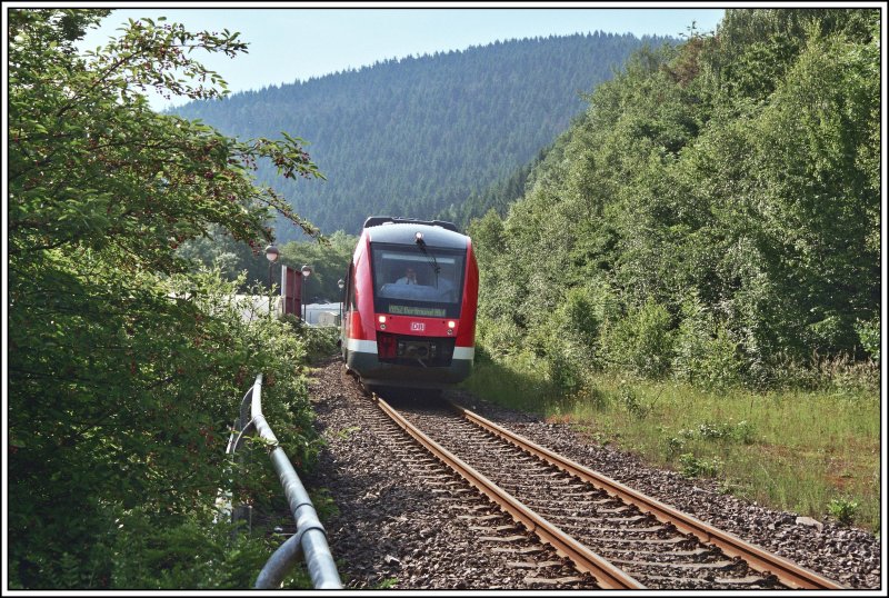 648 008 rollt als RB52  Volmetalbahn , von Ldenscheid nach Dortmund, am 08.06.2007 in den Haltepunkt Schalksmhle ein.