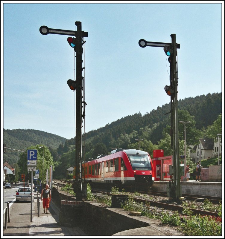 648 102 ist am Morgen des 08.06.07 als RB52  Volmetalbahn  nach Ldenscheid in den Kreuzungsbahnhof Rummenohl eingefahren, und wartet nun auf 648 115 der als Gegenzug nach Dortmund in wenigen Augenblicken einfahren wird.