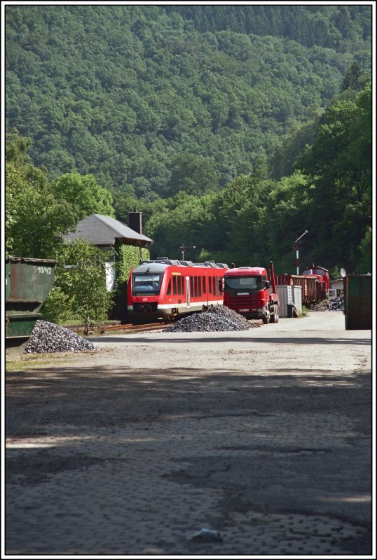 648 115 fhrt nach der Kreuzung mit 648 102 in Rummenohl weiter nach Dortmund. Auf dem Nebengleis ist 294 395 damit beschftigt die vollen Waggons auf dem Nebengleis abzustellen. Aufgenommen am 08.06.07 