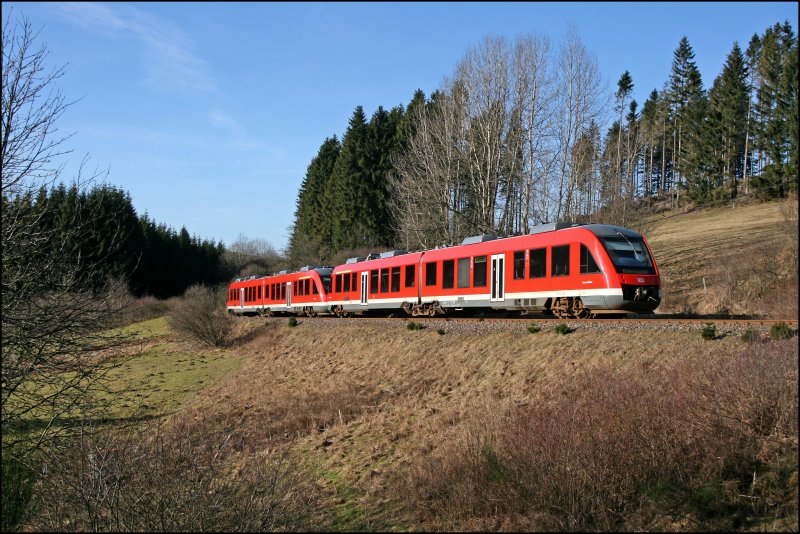 648 118 und ein Schwestertriebzug sind bei Winterberg (Westf) als RE57 (RE 29560)  Dortmund-Sauerland-Express  auf dem Rckweg nach Dortmund. (26.01.2008)
