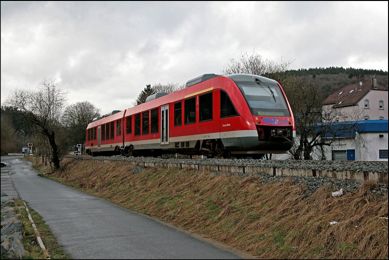 648 118 fhrt als RB52, (RB 29281)  VOLMETALBAHN  von Dortmund Hbf komment, in Brgge (Westf) ein. Nach dem Richtungswechsel geht es ber die Steilstrecke nach Ldenscheid. (21.03.2008)