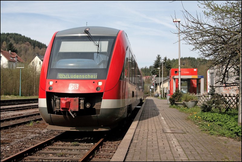 648 120/620(?) ist soeben als RB52 (RB 29274)  Volmetalbahn  in Brgge(Westf) eingefahren und wird in Drei Minuten den Weg nach Ldenscheid in Angriff nehmen. (27.04.2008)