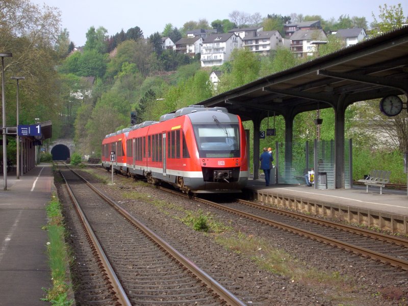 648 121-1 als RE57 auf dem Weg nach Dortmund Hbf kurz vor der Einfahrt in den Schlobergtunnel in Arnsberg. (Aufnahme am 24.04.07)