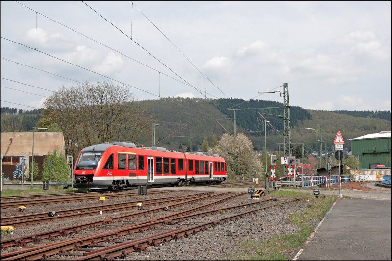 648 202/702 erreicht mit ca. 20 Km/h als RB95, (RB 39516)  Sieg-Dill-Bahn  aus Dillenburg komment, den Bahnhof Niederschelden. (03.05.2008)
