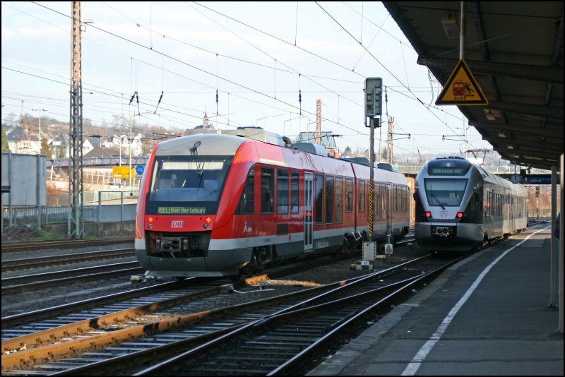 648 205/705 beschleunigt als RB93 (RB 39377)  Rothaarbahn  Richtung Bad Berleburg, whrend auf dem Nebengleis ET23007 als ABR99615 nach Essen Hbf auf die Abfahrt wartet. (18.12.07)