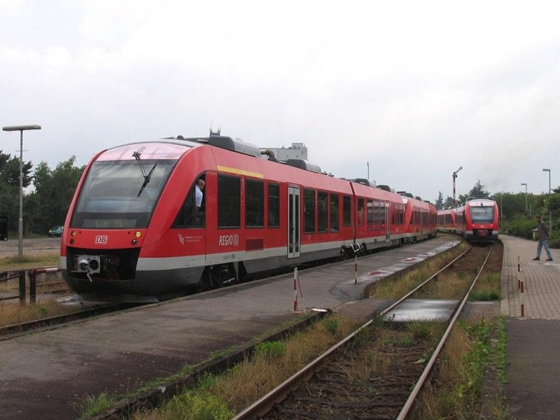 648 501-5/648 001 und eine andere Triebwagen mit RB 19723 Flensburg-Kiel auf Bahnhof Sderbrarup am 24-6-2007 (“Kieler Woche”).