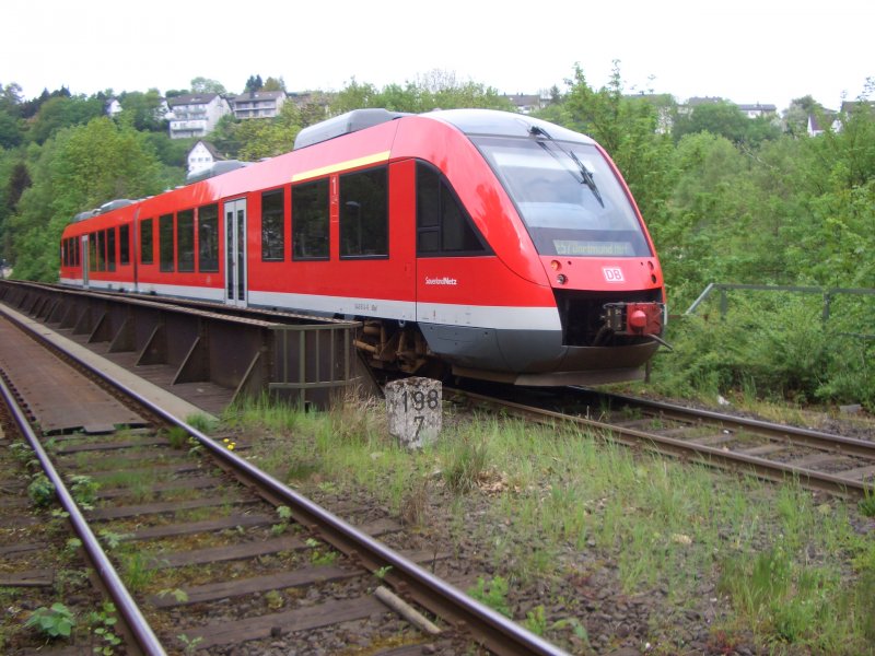 648 614-6 berquert in Arnsberg die Ruhrbrcke in Richtung Dortmund