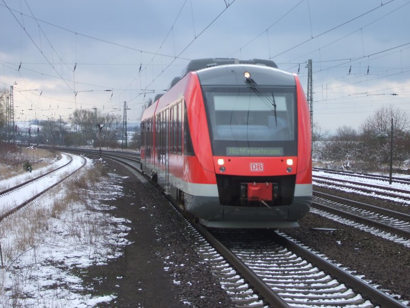 648 776 auf Leerfahrt nach Kreiensen, durchf�hrt Salzderhelden. Nein, ich stand nicht in den Gleisen sondern habe das Bild mit Zoom aufgenommen. 26.03.2008