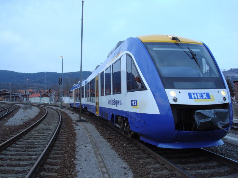648809 vom HarzElbeExpress auf dem Weg nach Hannover zur Unterflurdrehbank. Hier Fotohalt in Ilsenburg/Harz.