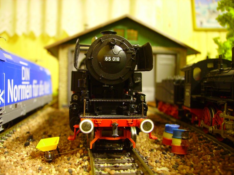 65 018 von Fleischmann steht vor dem Schuppen.
