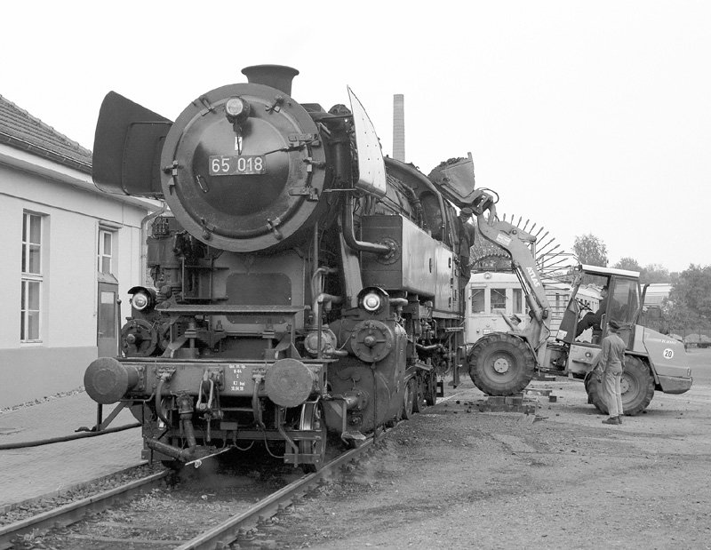 65 018 der SSN beim Bekohlen im Eisenbahnmuseum Bochum-Dahlhausen. Aufnahme whrend der Museumstage im Herbst 2006.