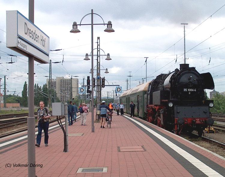 65 1004 vor einer alten DR-Dosto-Einheit als Pendler zwischen DD-Hbf und DD-Altstadt anlsslich des Dresdner Dampflokfestes, am anderen Ende ist Lok V240 001 -  20.05.2004
Es handelt sich um Lok 65 1049 mit einer Leuchte der Triebwerksbeleuchtung als drittes Sptzenlicht (danke Burkhardt!)
