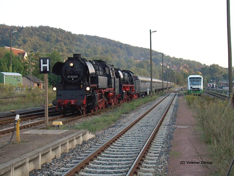 65 1049 + 41 1144 stellen in Meiningen den EK-Sonderzug zur Rckfahrt nach Hamburg bereit; im Hintergrund ein RegioShuttle der SdThringenBahn, 04.09.2004