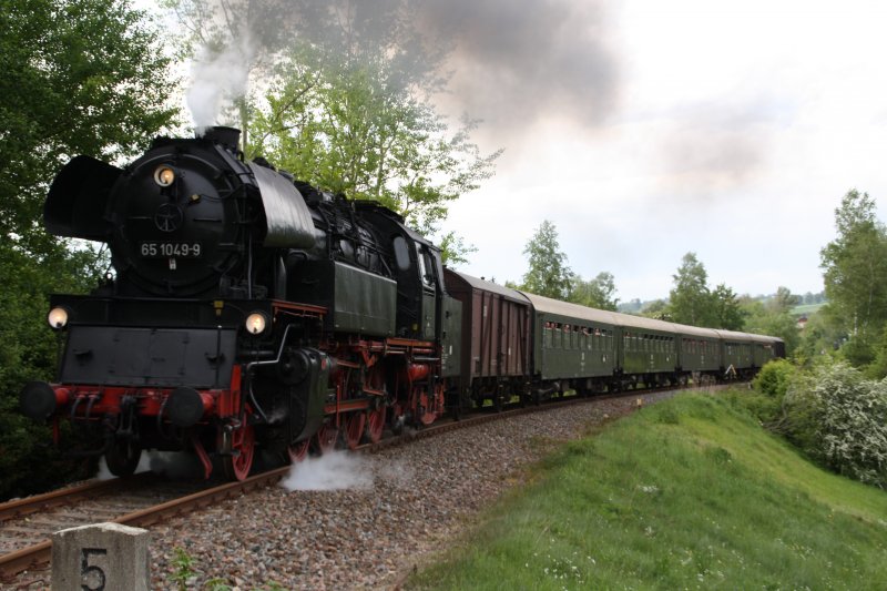 65 1049-9 ist am 22.05.09 zwischen Walthersdorf und Sehma  unterwegs.