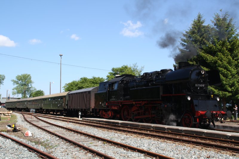 65 1049-9 am 24.05.09 hat dem Zug im Bahnhof Schlettau nochmal zurck gedrckt und bekommt Wasser von der Schlettauer Feuerwehr.