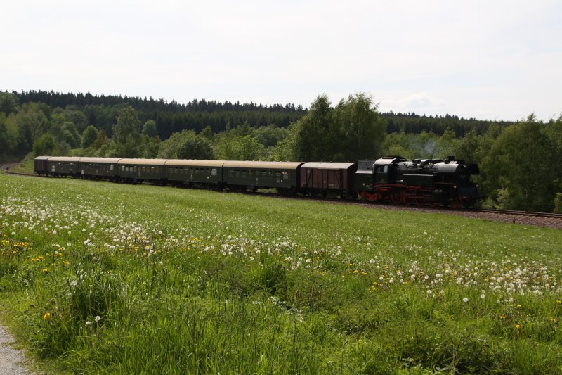 65 1049-9 ist mit dem SEM Sonderzug am 22.05.09 kurz vor Schlettau unterwegs.