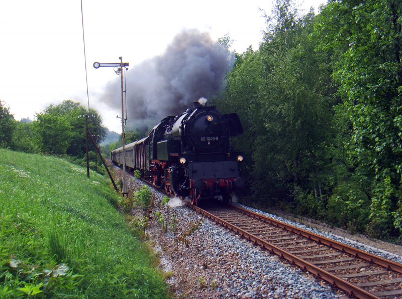 65 1049-9 mit dem Sonderzug des SEM am Streckenkilometer 21,9 der BSg kurz vor Grnstdtel. Das  Halt  zeigende Streckensignal dient nur noch als Fotokulisse, 21.05.2009