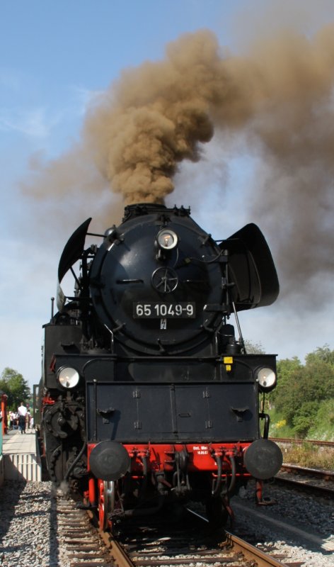 65 1049-9 nebelt am 24.05.09 den Bahnhof Thalheim ein.