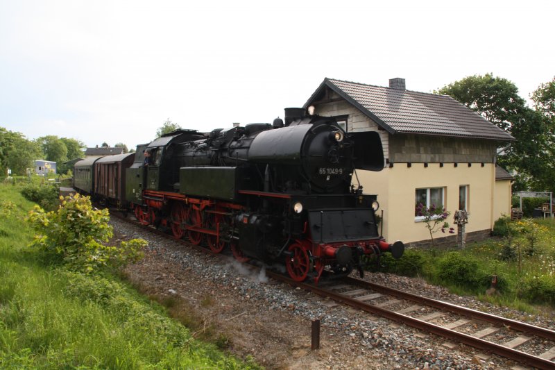 65 1049-9 passiert mit dem SEM Sonderzug am 22.05.09 das kleine Bahnw�rterh�uschen kurz nach dem Bahnhof Scheibenberg. Das Haus hatte mein Onkel zu DDR Zeiten begonnen auszubauen, er verungl�ckte dann aber beim rangieren im Bahnhof Scheibenberg.
