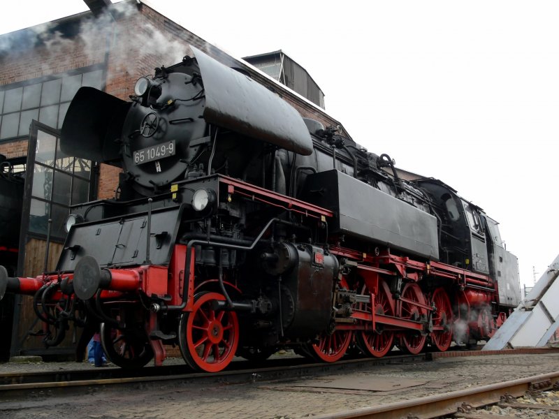 65 1049-9 �ber der Abschlackgrube, neben dem Lokschuppen des Eisenbahnmuseums Dresden beim Dampfloktreffen 2009. Hier ging wieder ein wenig meine Neigung f�r gewagte Perspektiven mit mir durch. So wird auch eine BR 65 zum Riesen. 22.03.2009
