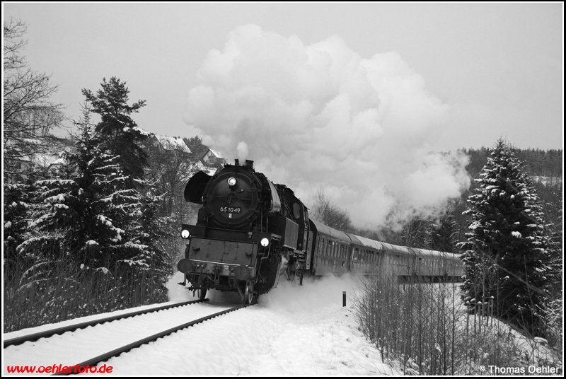 65 1049 ist am 13.12.08 mit dem SEM-Museumszug zur Bergparade nach Schwarzenberg unterwegs. Hier beschleunigt die Maschine wieder ihren Zug nach kurzem Halt in Meinersdorf.