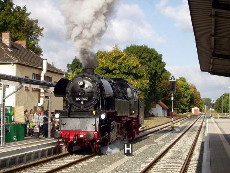 65 1049 am 3. Oktober 2003 in M�hlhausen. Anl��lich des Th�ringentages fand dort ein Bahnhofsfest statt. Bei strahlendem Sonnenschein wurden F�hrerstandsmitfahrten angeboten. Leider kam die Lok ohne Wagenzug. Sch�n w�re z.B. eine Fahrt nach Leinefelde mit Dampf gewesen. Die 65er auf dem Viadukt von Reiser h�tte ein prima Fotomotiv abgegeben