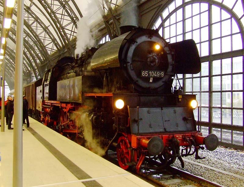 65 1049 am Abend des 19.4.2008 in der Sdhalle des Dresdner Hauptbahnhofs abfahrtbereit Richtung Chemnitz