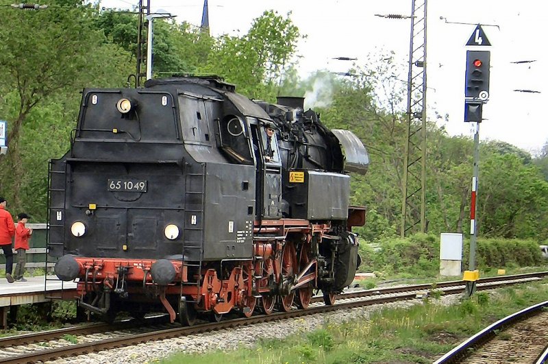 65 1049 rangiert in Erfurt am ehemaligen Behelfsbahnsteig 7a, 2006