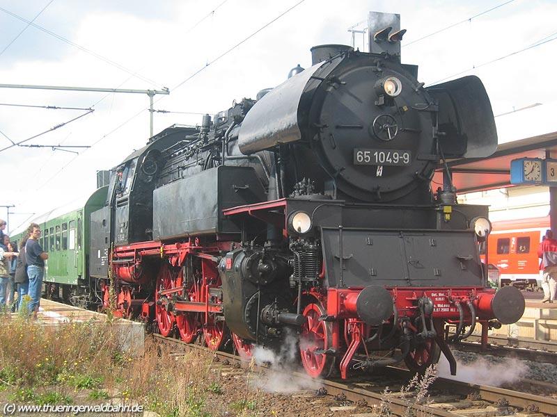 65 1049 vor Sonderzug zum 75. Jubilum der Thringerwaldbahn in Gotha Hbf am 12.9.2004