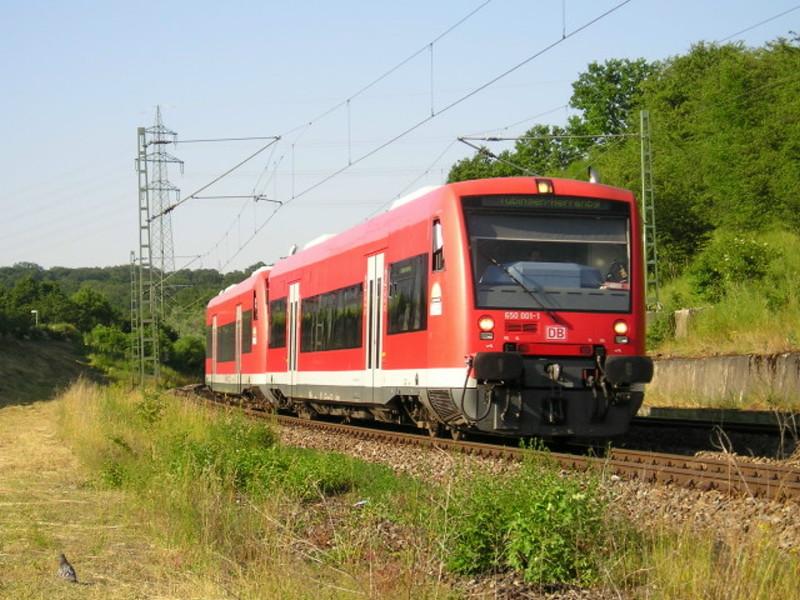 650 001 kurz vor seinem Zwischenhalt in Bempflingen Hp. Der Tw wird seine Fahrt weiterfhren nach Herrenberg ber Tbingen.