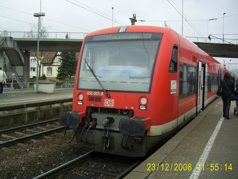 650 007-8 ist am 23.12.2008 als RB von Herrenberg nach Plochingen unterwegs. Hier im Bahnhof von Wendlingen.