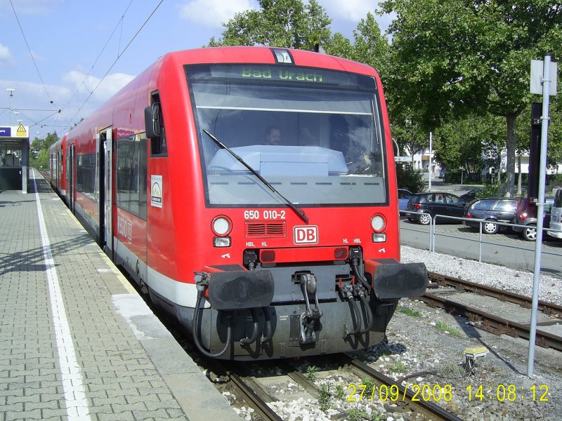 650 010-2 und 650 018-5 sind gerade aus Herrenberg in Metzingen eingetroffen und fahren gleich weiter nach Urach. Das Bild entstand am 27.9.2008.