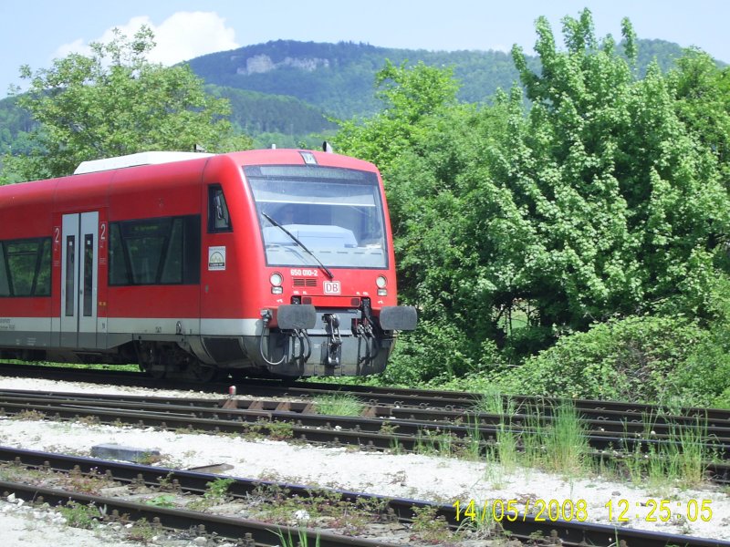 650 010-2 fhrt am 14.5.2008 bei strahlendem Sonnenschein in den Bahnhof Oberlenningen ein.