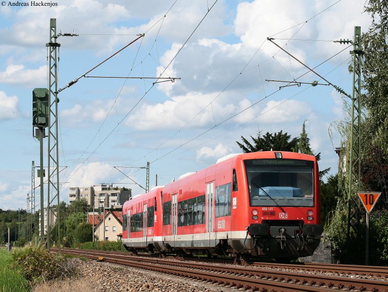 650 011-0 und 121-7 als RB 22932 (Herrenberg-Plochingen) bei Oberboihingen 25.7.09 