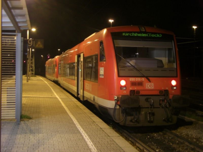 650 016-9 und 650 017-7 warten in Plochingen mit der vorletzten Fahrt um 22:57 Uhr als RB 13997 nach Kirchheim (Teck) 19.11.2008 