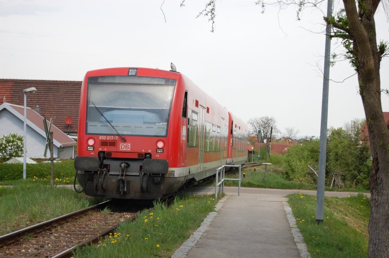 650 017-7 und 650 025-0 fahren am 26.4.2009 als RB nach Wendlingen aus dem schmucken Bahnhof von Owen aus.
