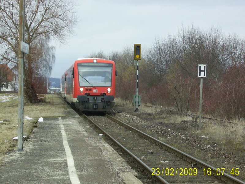 650 023-5 und ein weiterer Triebzug der BR 650 fahren am 23.2.2009 als RB 13969 nach Oberlenningen in den Bahnhof Dettingen/Teck ein. Viele Gre an den sehr netten Tf!