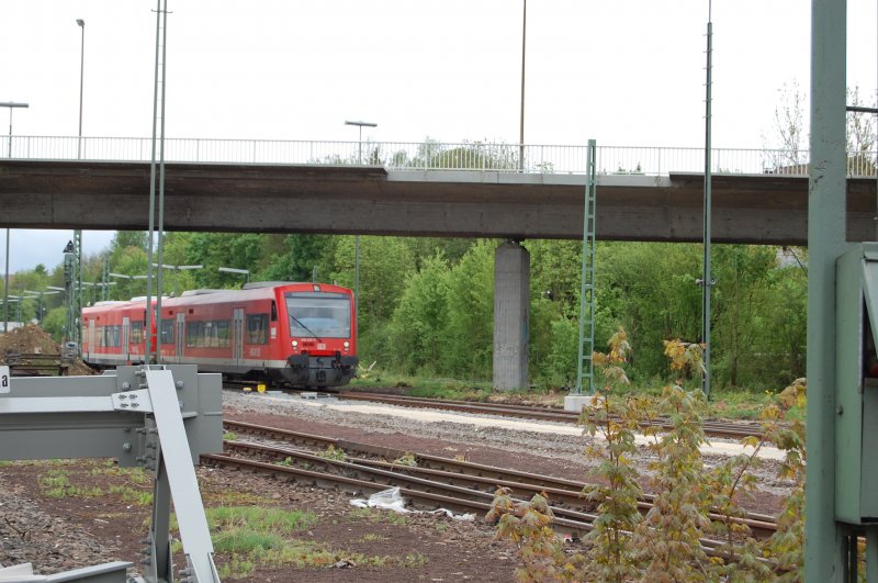 650 025-0 und 650 004-5 sind am 29.4.2009 als RB von Kirchheim/Teck nach Wendlingen unterwegs. Aufgenommen bei der Ausfahrt aus Kirchheim.