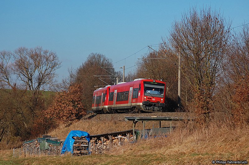 650 103 und ein weiterer sind zur Mittagszeit des 25.01.09 unterwegs als RE 22535 von Ellwangen nach Ulm Hbf. Aufgenommen am Km 4,2 der Oberen Jagsttalbahn (KBS 786).