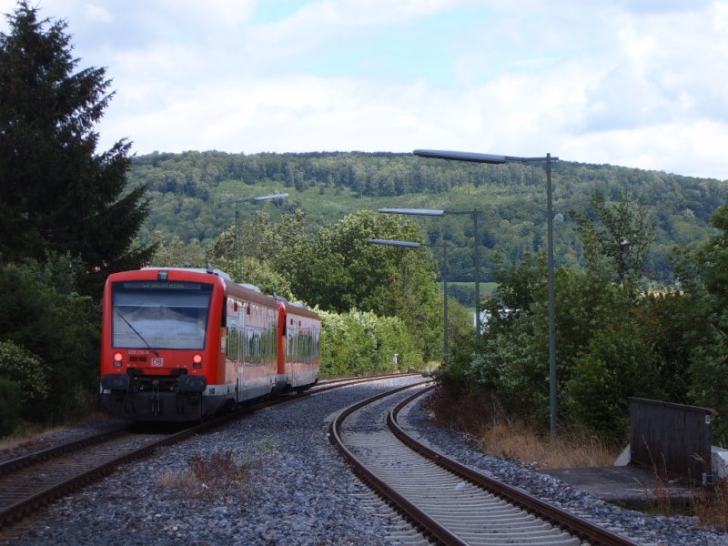 650 110-0 fhrt am 23.06.07 mit einem weiteren Triebwagen aus dem Oberkochener Bahnhof ber Aalen nach Crailsheim.