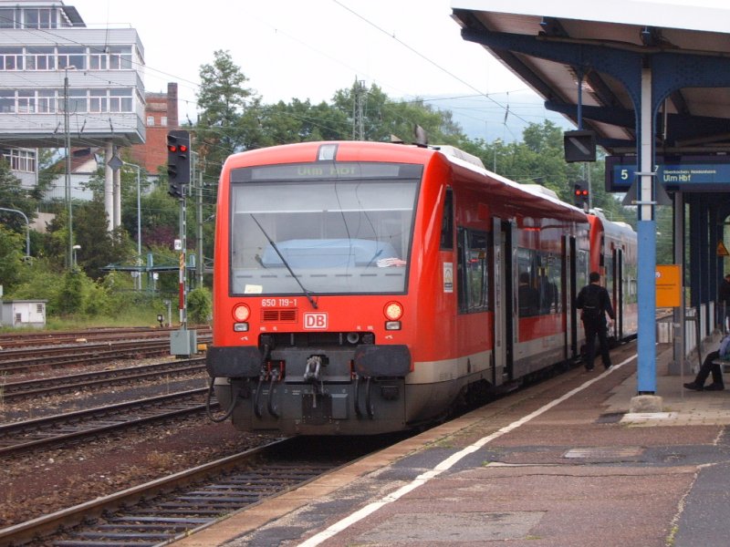 650 119-1 und ein weiterer Kollege stehen am 01.06.07 auf Gleis 5 des Aalener Bahnhofs.