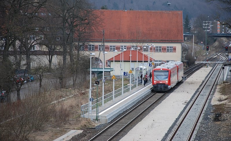 650 119 und 650 108 sind als RE 22539 nach Ulm Hbf unterwegs. Hier bei einem Zwischenhalt in Knigsbronn. Im Hintergrund sieht man das Torbogenmuseum des ehemaligen Klosters von Knigsrbonn. Aufgenommen am 05.03.08.