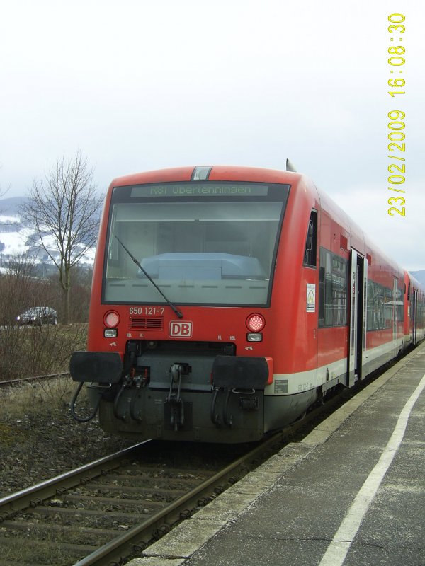650 121-7 steht zusammen mit einem weiterer Triebzug der BR 650 am 23.2.2009 in Dettingen/Teck und wartet auf die Weiterfahrt als RB 13969 nach Oberlenningen.