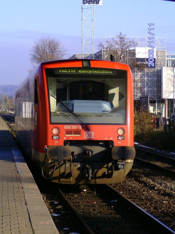 650 301-5 hat es am 15.11.2008 mal wieder auf die Teckbahn verschlagen. Hier bei der Einfahrt in den Bahnhof Wendlingen aus Kirchheim kommend. 