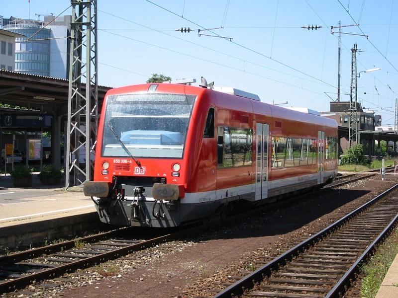 650 306 am 28.05.2005 in Pforzheim Hbf. Der Triebzug kam als RB 22411 aus Tbingen nach Pforzheim.