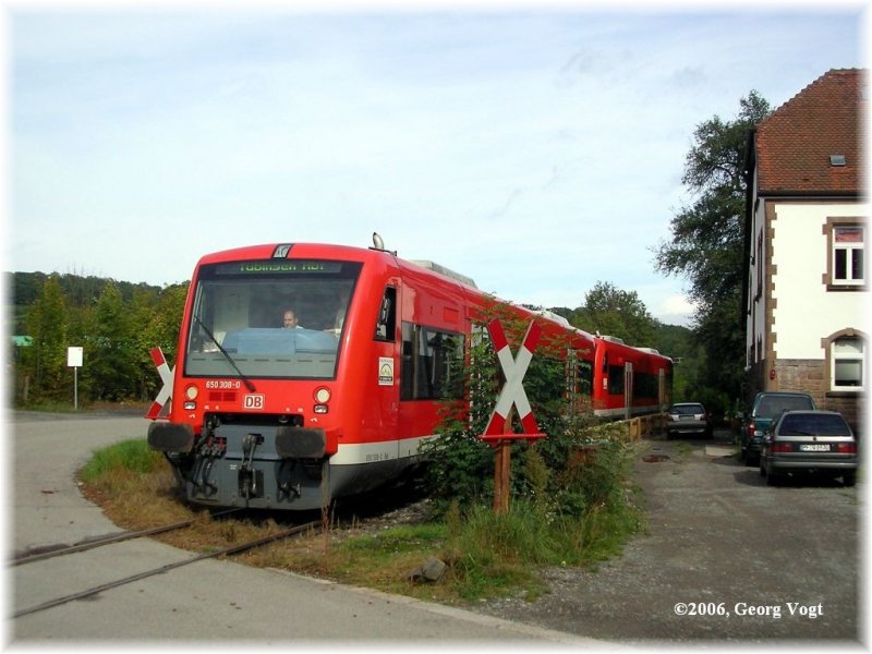 650 308-0 und ein zweiter Triebwagen der BR650.3 als Klosterstadtexpress Maulbronn Stadt - Tbingen Hbf bei der Einfahrt in Maulbronn West. 01.10.06
