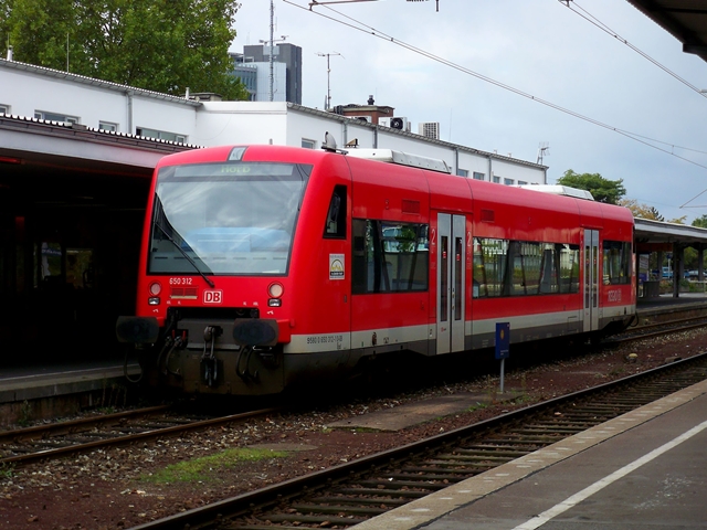 650 312 steht als RB 22257 nach Horb zur Abfahrt bereit. Aufgenommen in Pforzheim Hbf am 11.10.2009